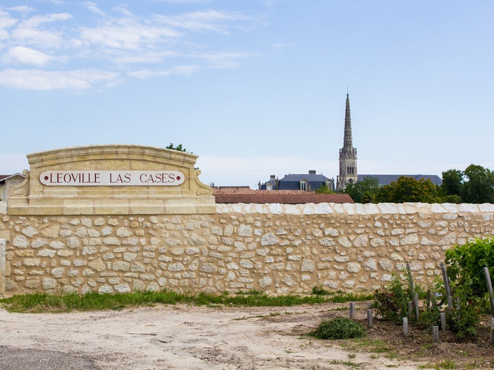 Chateau Leoville Las Cases의 이름이 새겨진 영지 입구