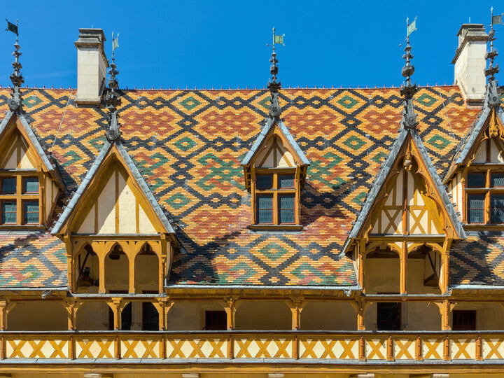 Hospices de Beaune Hôtel-Dieu 채색 기와 지붕 — Benjamin Smith / Wikimedia Commons, CC BY-SA 4.0, 4:3 crop