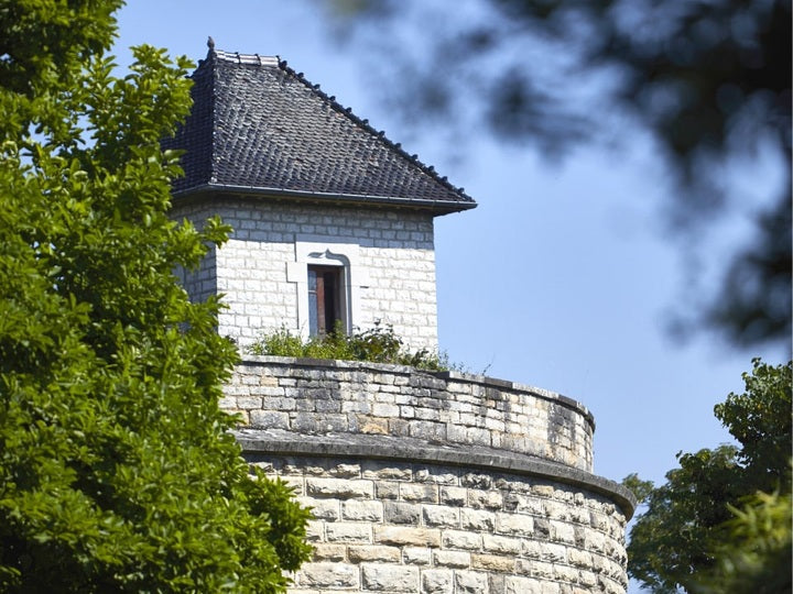 Château de Beaune의 석조 탑과 성벽
