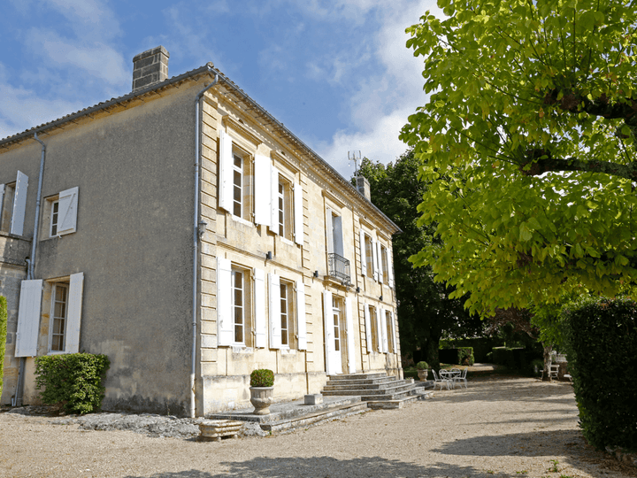 Chateau Beausejour 건물과 정원
